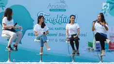 Koreografer Evelinn Kurniadi (kanan) bersama aktris Devi Lanni (kedua kanan) dan Andalan Feminine Care Brand Talent Sonya Pandarmawan (kedua kiri) hadir sebagai pembicara dalam acara bertajuk Andalan Freshtival Special Kartini Day di Senayan, Jakarta, Minggu (21/4). (Liputan6.com/Immanuel Antonius)