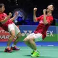 Ganda putra Indonesia, Kevin Sanjaya Sukamuljo/Marcus Fernaldi Gideon meluapkan kegembiraan setelah berhasil mengalahkan ganda putra Tiongkok, Li Junhui/Liu Yuchen pada ajang All England Open 2017 di Inggris, Minggu (12/3). (AP Photo/Rui Vieira)