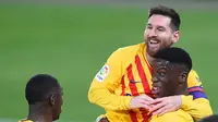 Wonderkid Barcelona, Ilaix Moriba disambut Lionel Messi saat mencetak gol ke gawang Osasuna, Minggu (07/03/2021) dini hari WIB. (ANDER GILLENEA / AFP)