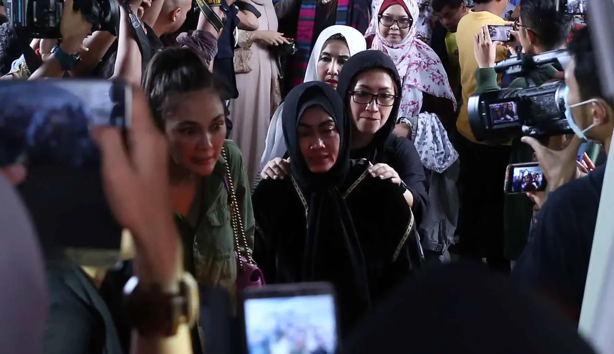 Tidak hanya kerabat dan tetangga, Jupe yang dikenal memiliki banyak teman akrab selebriti juga terlihat hadir untuk memberikan penghormatan terakhir kalinya. (Nurwahyunan/Bintang.com)