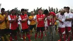 Alfin Tuasalamony menangis haru saat menyampaikan ucapan terima kasih atas dukungan rekan-rekan pesepakbola dalam Trofeo Charity Match yang diselenggarakan di Lapangan Simprug. Minggu (28/6). (Bola.com/Arief Bagus)