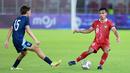 Pemain Timnas Indonesia U-20, Arkhan Fikri, berusaha melewati pemain Guatemala pada laga turnamen mini di Stadion Utama Gelora Bung Karno (SUGBK), Selasa (21/2/2023). Ini menjadi catatan khusus buat Shin Tae-yong. Apalagi mereka tak punya waktu banyak untuk bisa mengevaluasi permainan jelang keberangkatan menuju Uzbekistan. (Bola.com/M Iqbal Ichsan)
