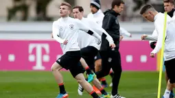 Timo Werner tengah serius berlatih bersama rekan-rekannya pada sesi latihan di Kamen, Jerman (21/03/2017). Jerman akan melawan Inggris pada laga persahabatan di Iduna Park Stadium. (EPA/Friedemann Vogel)