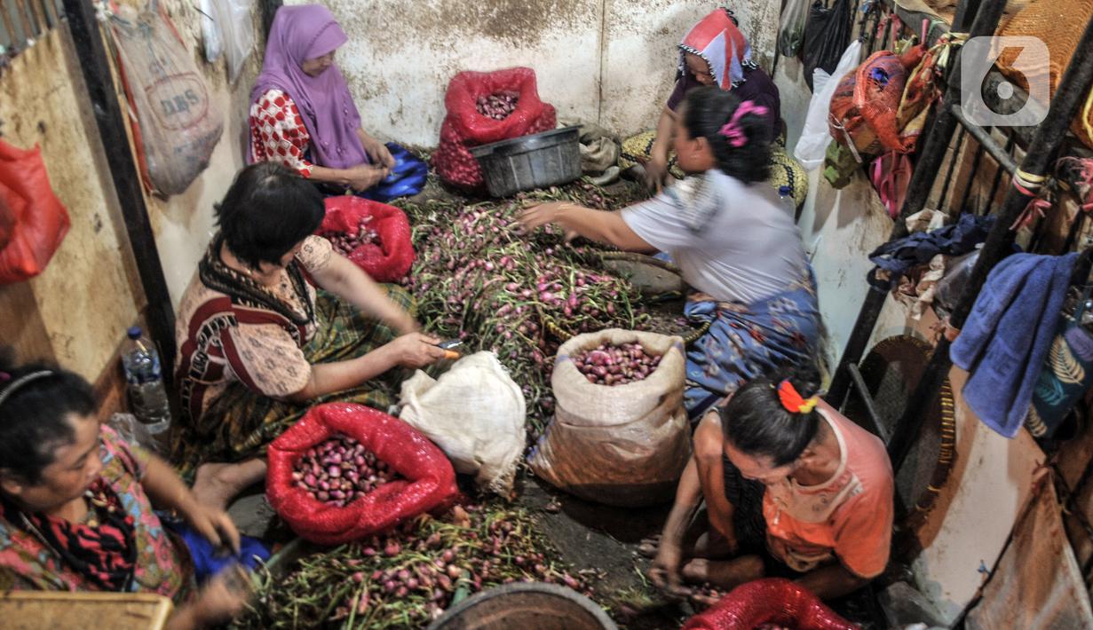 Aktivitas buruh perempuan pengupas bawang merah di Pasar Induk Kramat Jati, Jakarta Timur, Rabu (14/12/2022). Ikatan Pedagang Pasar Indonesia (Ikappi) mencatat sejumlah komoditas pangan terus mengalami kenaikan menjelang Natal dan Tahun Baru (Nataru). (merdeka.com/Iqbal S. Nugroho)