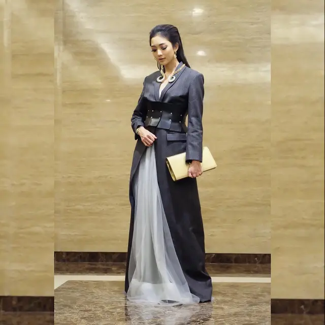 Potret Ririn Dwi Ariyanti Pakai Outfit Hitam dan Putih. (Sumber: Instagram/ririndwiariyanti)