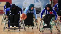 Wanita penyandang disabilitas mengambil bagian dalam kejuaraan bola basket kursi roda lokal di Sanaa, Yaman, 9 Desember 2019. Di Yaman yang dilanda konflik, sembilan tim termasuk lima kelompok wanita, berkompetisi dalam kejuaraan basket lokal untuk penyandang disabilitas. (MOHAMMED HUWAIS/AFP)