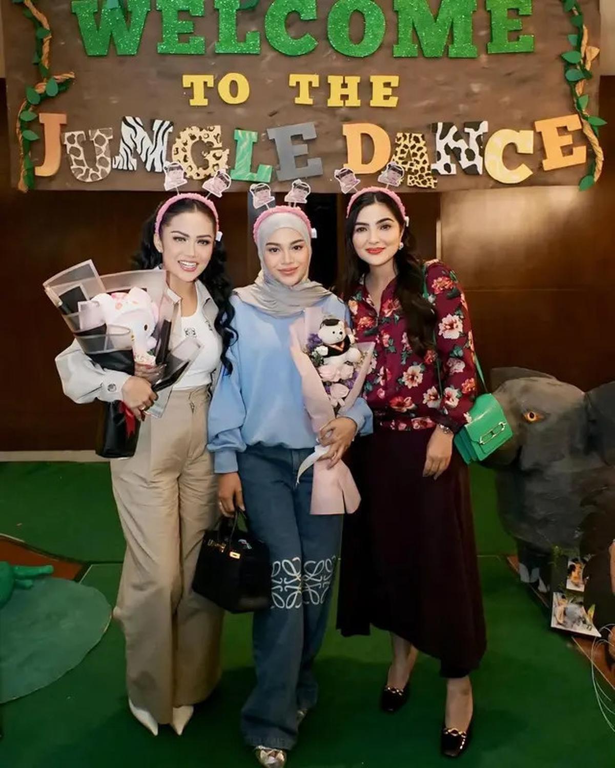 Gaya Kompak Kris Dayanti dan Ashanty Dampingi Sang Cucu, Ameena di Konser Sekolah