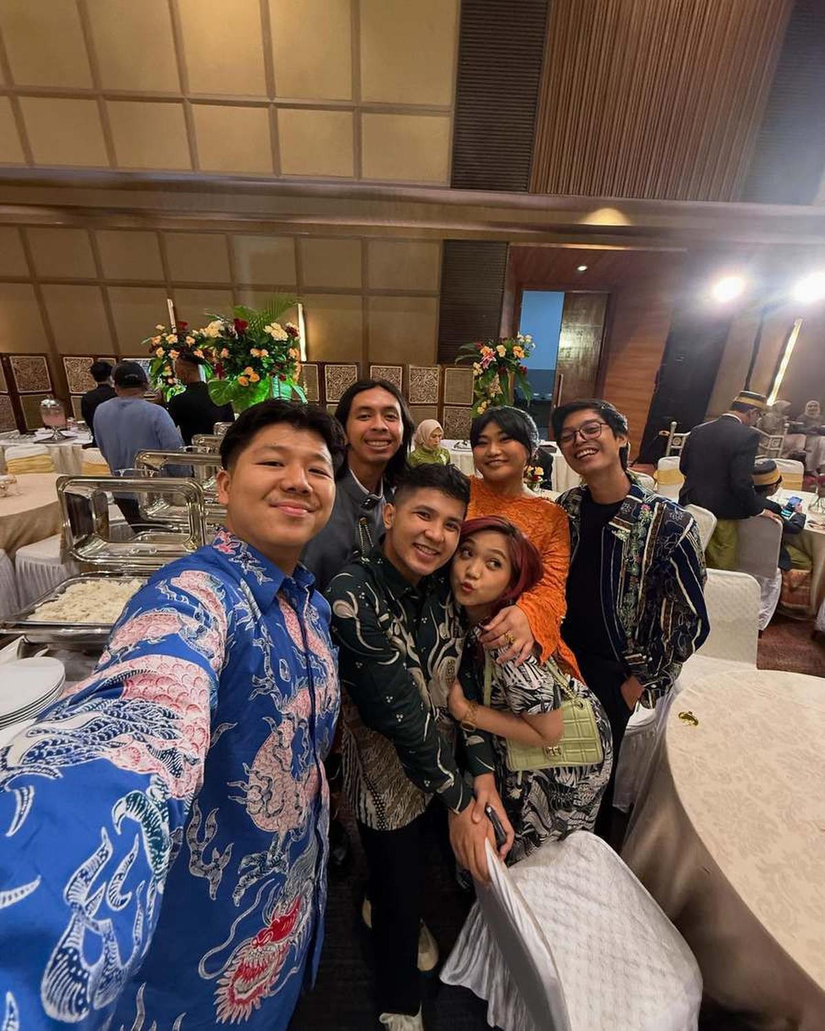 8 Potret Jirayut Kondangan Dua Hari Berturut-turut, Ganteng Pakai Batik - Ajak Ibunda Tercinta