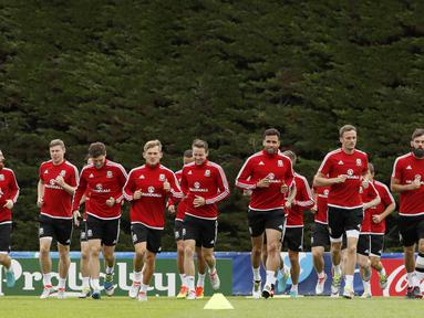 Para Pemain Wales tengah melakukan latihan persiapan melawan Belgia pada perempat final Piala Eropa 2016 di COSEC Stadium, Dinard, Prancis, (28/6/2016). (REUTERS/Gonzalo Fuentes)