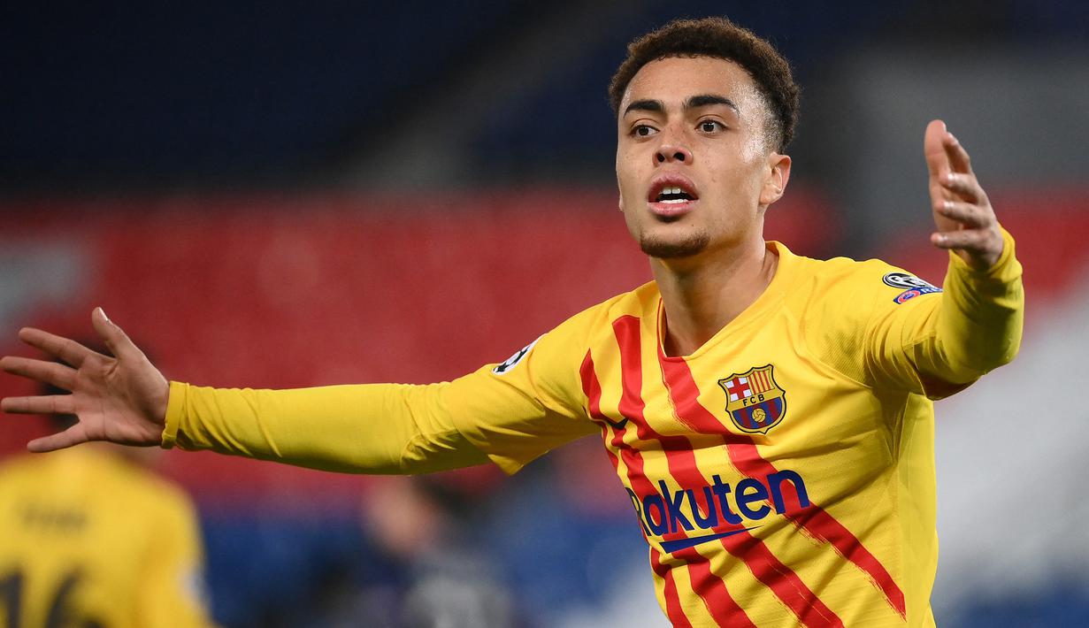 Sergino Dest. Bek Belanda berusia 20 tahun ini didatangkan dari Ajax bersamaan dengan kedatangan Ronald Koeman di Barcelona pada musim 2020/2021 lalu. Ia langsung diberikan kepercayaan mengawal lini belakang Barca dan telah tampil dalam 49 laga dengan torehan 3 gol dan 2 assist. (AFP/Franck Fife)