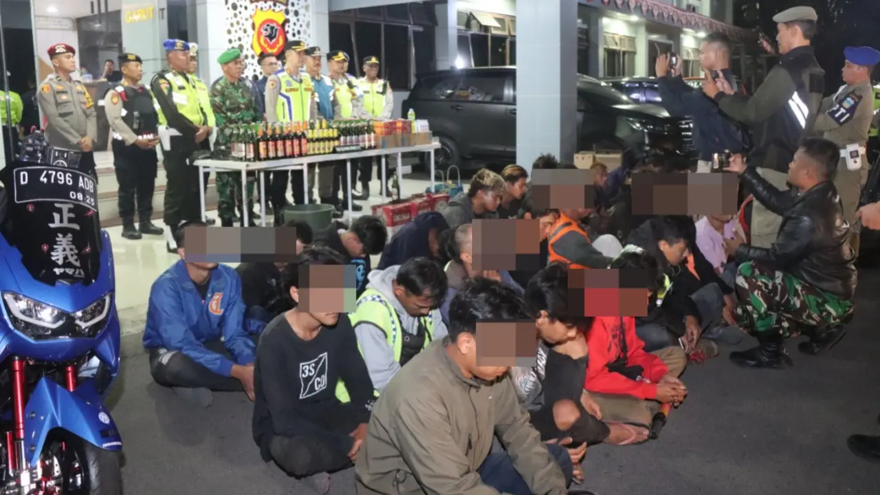 Razia gabungan Polres Garut, Jawa Barat, mengamankan puluhan preman dan ratusan miras, serta knalpot brong, menjelang datangnya bulan pencoblosan Pilkada Garut 2024. (Liputan6.com/Jayadi Supriadin)