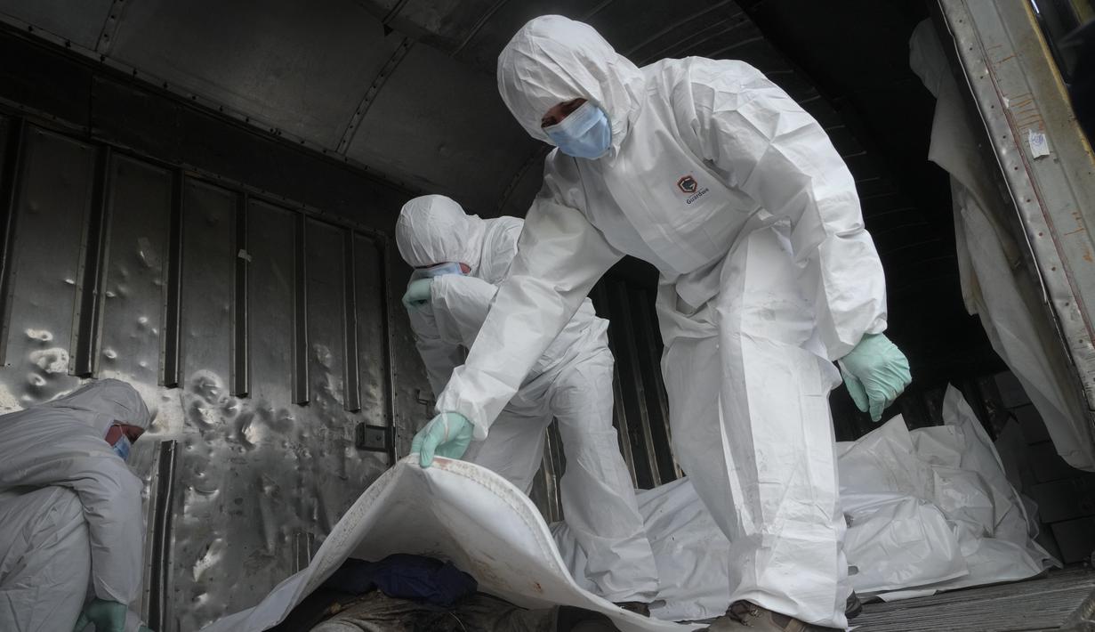 <p>Prajurit Ukraina mengidentifikasi jenazah tentara Rusia saat ditaruh ke dalam gerbong kulkas kereta api di Kiev, Ukraina pada 13 Mei 2022. Jasad tentara Rusia tersebut dikumpulkan setelah pertempuran di wilayah Kiev dan Chernihiv. Kepala Kerja Sama Sipil-militer Ukraina, Volodymr Lyamzin, mengatakan negaranya bertindak sesuai dengan hukum internasional dan siap untuk mengembalikan jasad-jasad itu ke Rusia. (AP Photo/Efrem Lukatsky)</p>