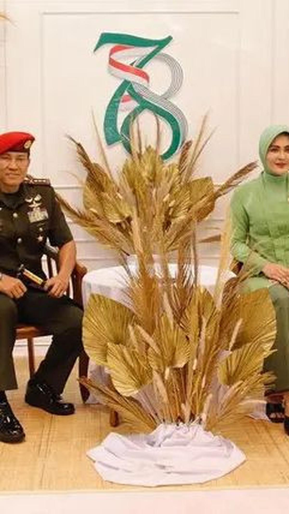 Sang Suami Tampil Berseragam Lengkap&nbsp;