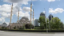 Pemandangan Masjid Akhmad Kadyrov di alun-alun Kota Grozny, pusat ibu kota Chechnya, 9 Juni 2018. Menara tertinggi di Masjid Akhmad Kadyrov adalah 62 meter sehingga membuatnya menjadi menara tertinggi di daratan Rusia. (AFP PHOTO/KARIM JAAFAR)