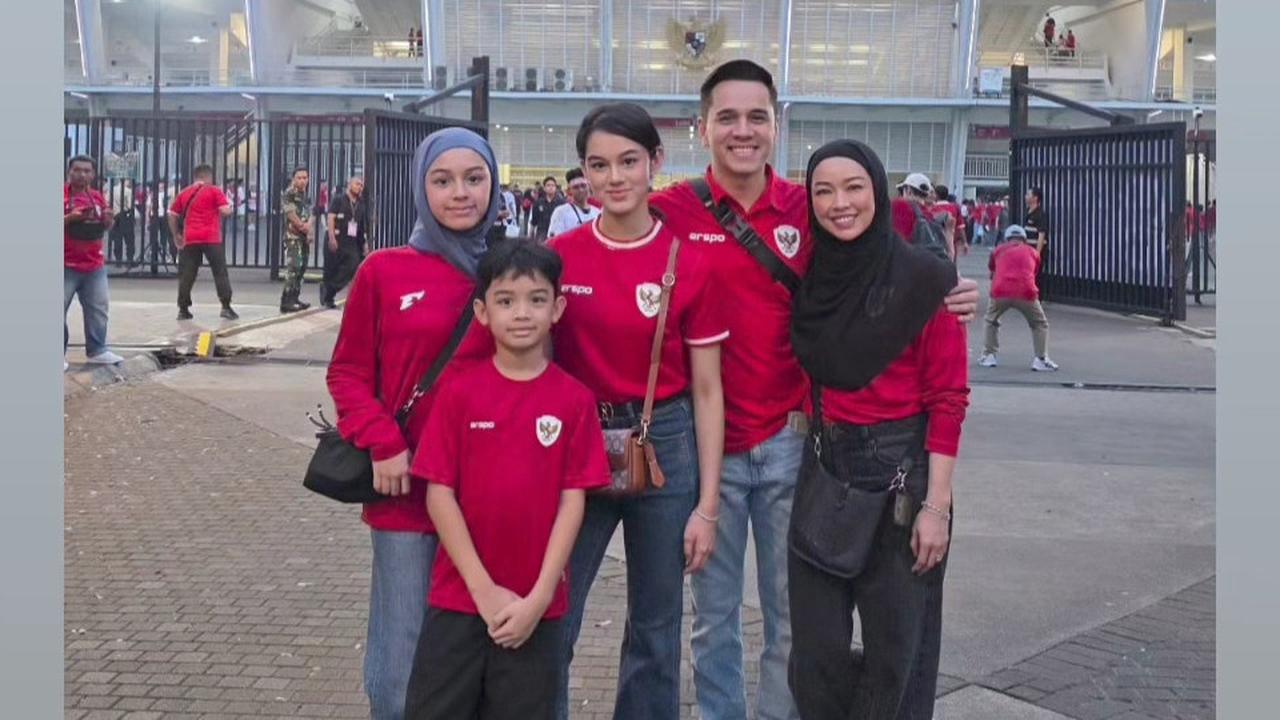 Potret Rionaldo Stokhorst Boyong Keluarga Nonton Timnas Indonesia Vs China di GBK, Putri Cantiknya Bikin Salfok
