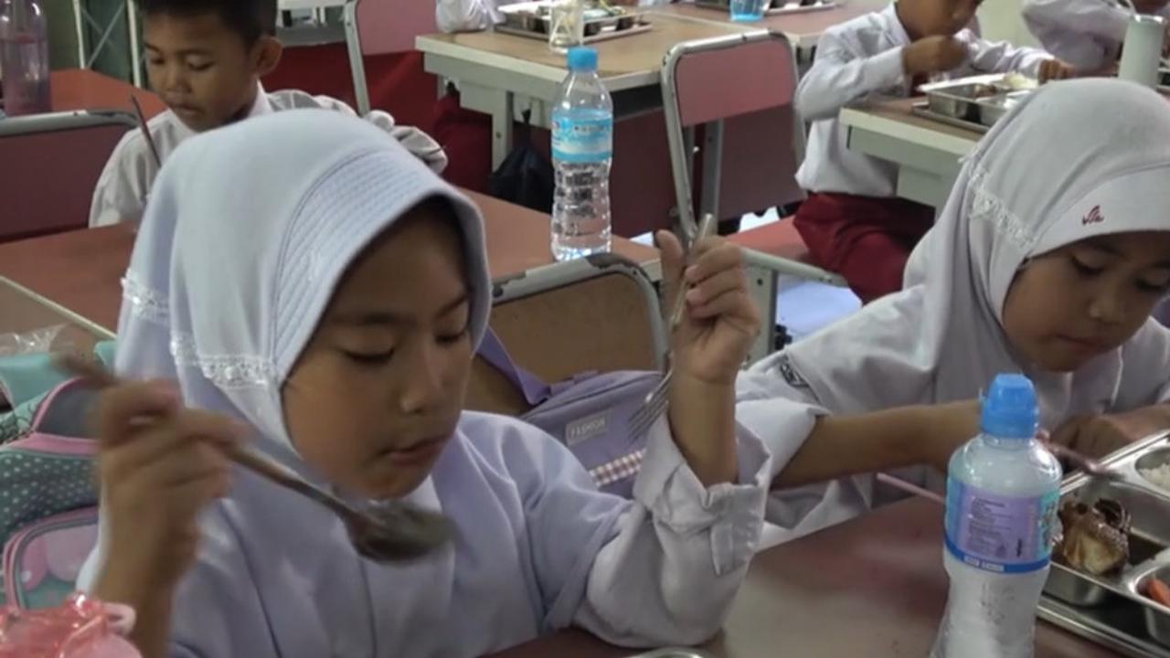 Tujuh Sekolah di Tangerang Selatan Dapat Makan Bergizi Gratis, Menunya Ayam Kecap hingga Jeruk dan Susu
