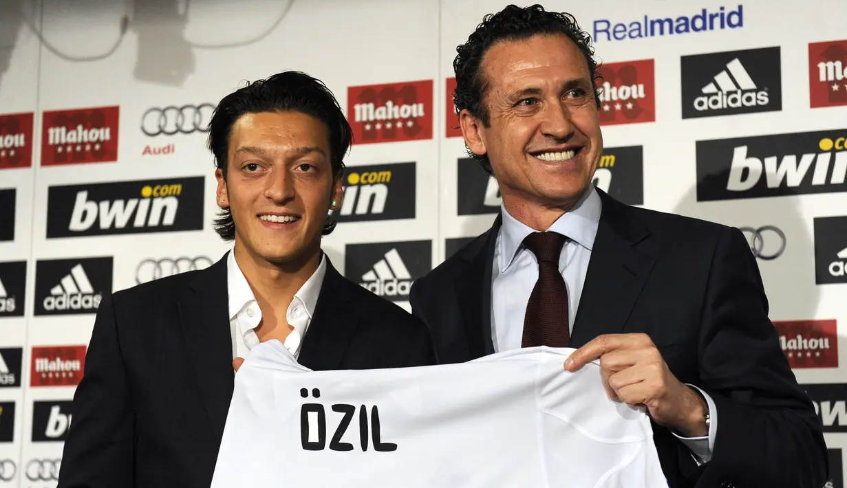 Usai Piala Dunia 2010, Mesut Ozil direkrut Real Madrid dari Werder Bremen pada awal musim 2010/2011. Real Madrid mengeluarkan dana sebesar 18 juta euro atau kini setara Rp269 miliar untuk mendatangkannya. Selama 3 musim membela Real Madrid hingga awal musim 2013/2014 ia total tampil dalam 159 laga di semua ajang dengan torehan 27 gol dan 80 assist. Total 3 trofi diraihnya, yaitu 1 trofi La Liga musim 2011/2012, 1 trofi Copa Del Rey musim 2010/2011 dan 1 trofi Supercopa Spanyol 2012. (AFP/Dani Pozo)