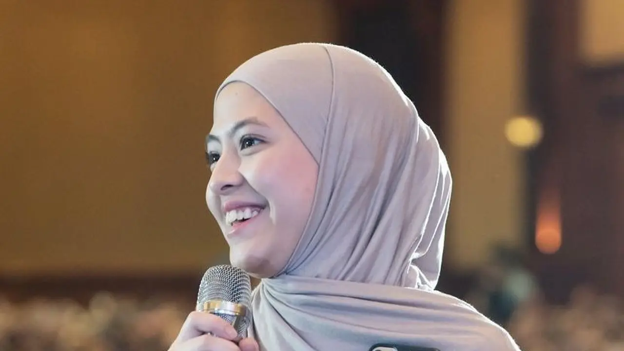 7 Momen Anggun Adhisty Zara Ikuti Kajian dengan Hijab, Tampil Memesona dan Inspiratif
