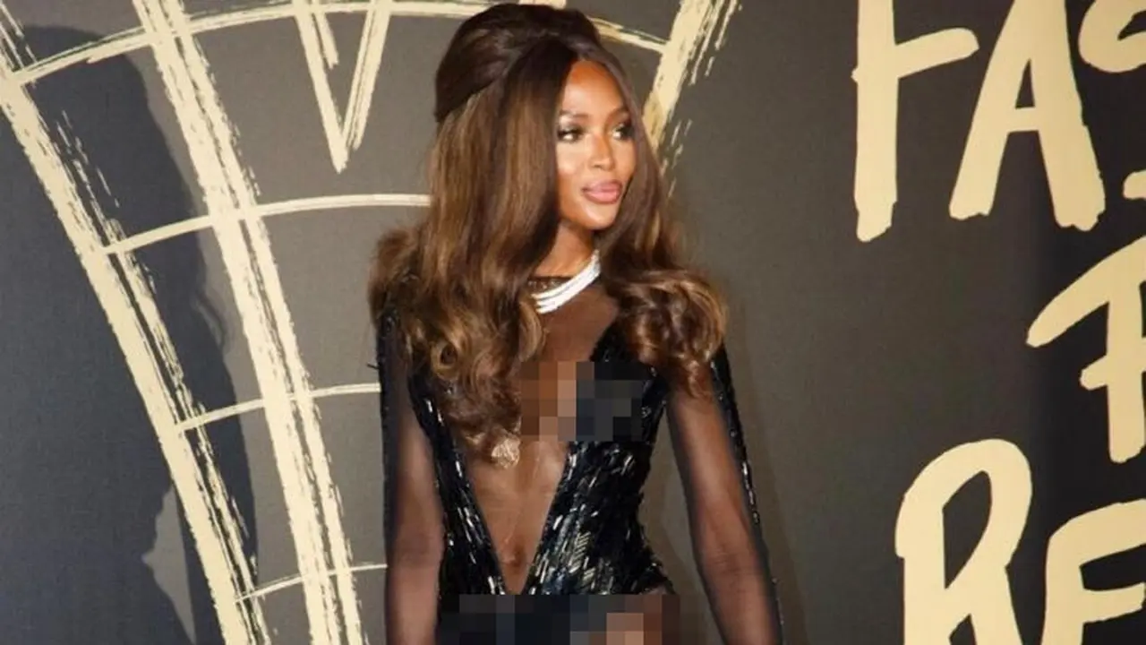 Gaun Menerawang Naomi Campbell dalam London Fashion Week 2019