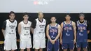 Pertandingan ini menjadi simbol dimulainya IBL GoPay 2026 dengan tensi tinggi, rivalitas kuat, dan standar permainan kelas atas sejak game pertama. Tampak dalam foto, perwakilan pemain Dewa United Banten dan Pelita Jaya Basketball berfoto bersama usai konferensi pers terkait dimulainya secara resmi musim kompetisi Indonesian Basketball League (IBL) GoPay 2026 di kawasan Senayan, Jakarta, Selasa (6/1/2026). (Bola.com/M Iqbal Ichsan)