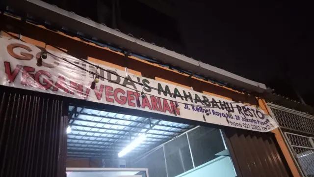 Wajah depan Kuil Hare Krishna.