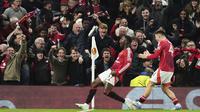 Pemain Manchester United, Kobbie Mainoo (kiri) merayakan gol penyeimbang 4-4 ke gawang Lyon dalam laga lanjutan Liga Europa 2024/2025 di Old Trafford, Manchester, Inggris, Jumat (18/04/2025) dini hari WIB. (AP Photo/Jon Super)