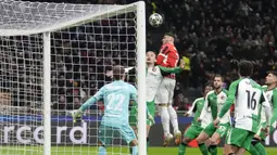 Pemain AC Milan, Santiago Gimenez mencetak gol melalui sundulan ke gawang Feyenoord dalam laga leg 2 play off Liga Champions 2024/2025 di San Siro, Milan, Italia, Rabu (19/02/2025) dini hari WIB. (AP Photo/Luca Bruno)
