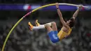Atlet Swedia, Armand Duplantis berlaga di final lompat galah putra pada Kejuaraan Dunia Atletik 2025 di Tokyo, Jepang, Senin (15/09/2025). (AP Photo/Louise Delmotte)
