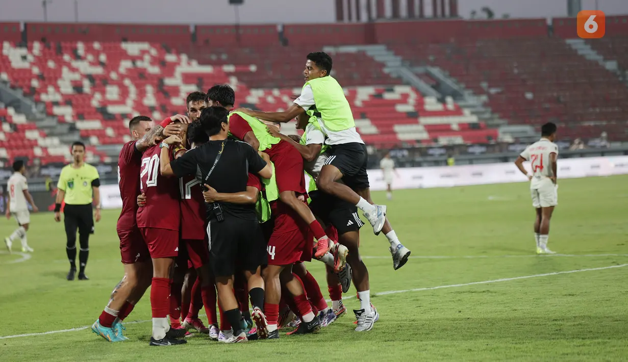 Para pemain Persija Jakarta merayakan kemenangan usai mengalahkan Arema FC pada pertandingan perebutan tempat ketiga Piala Presiden 2026 di Stadion Kapten I Wayan Dipta, Gianyar, Bali, Kamis (6/8/2026). Kemenangan 3-1 tersebut memastikan Macan Kemayoran menutup turnamen dengan menempati peringkat ketiga. (KLY/Budy Santoso)