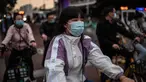 Orang-orang yang memakai masker untuk mengurangi risiko tertular virus corona COVID-19 sedang menunggu di lampu merah saat mereka bepergian dengan sepeda selama jam sibuk di Beijing, China pada 14 Oktober 2020. (Photo by NICOLAS ASFOURI / AFP)