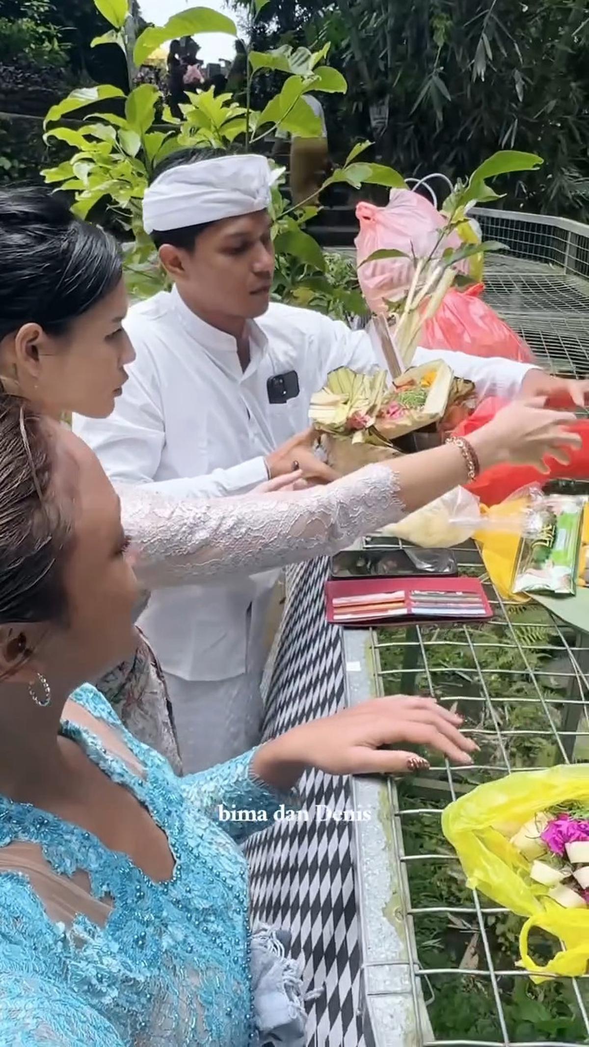 6 Potret Marion Jola Jalani Melukat di Bali Bareng Warga Lokal