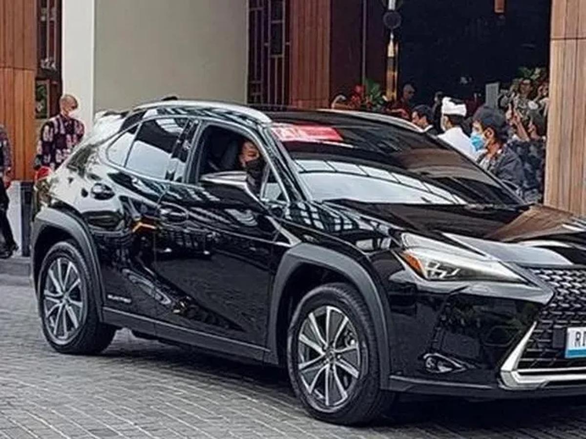 8. Lexus UX300e