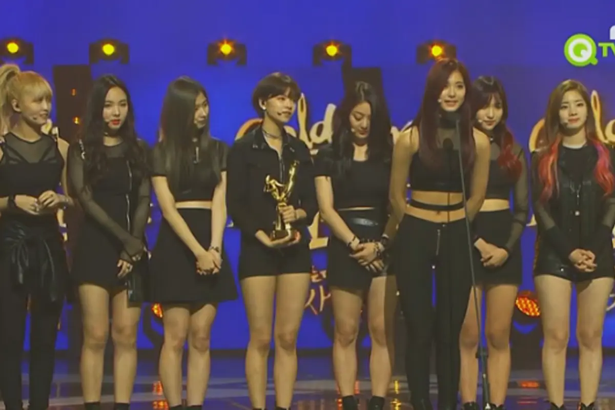 Twice Menang Penghargaan, Tzuyu Berkaca-kaca di Atas Panggung