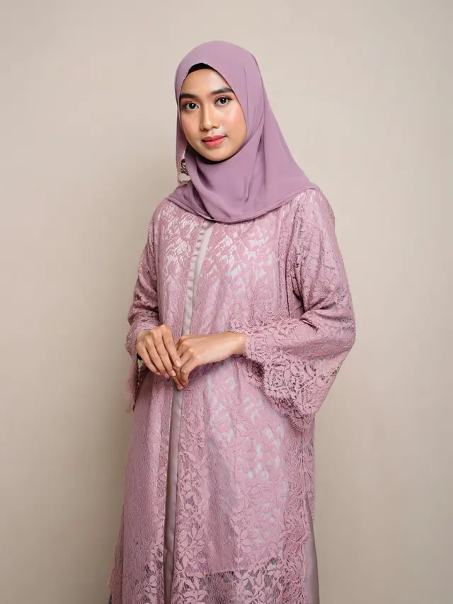 7 Model Gamis Brokat Elegan Ini Bikin Kamu Tampil Anggun di Kondangan