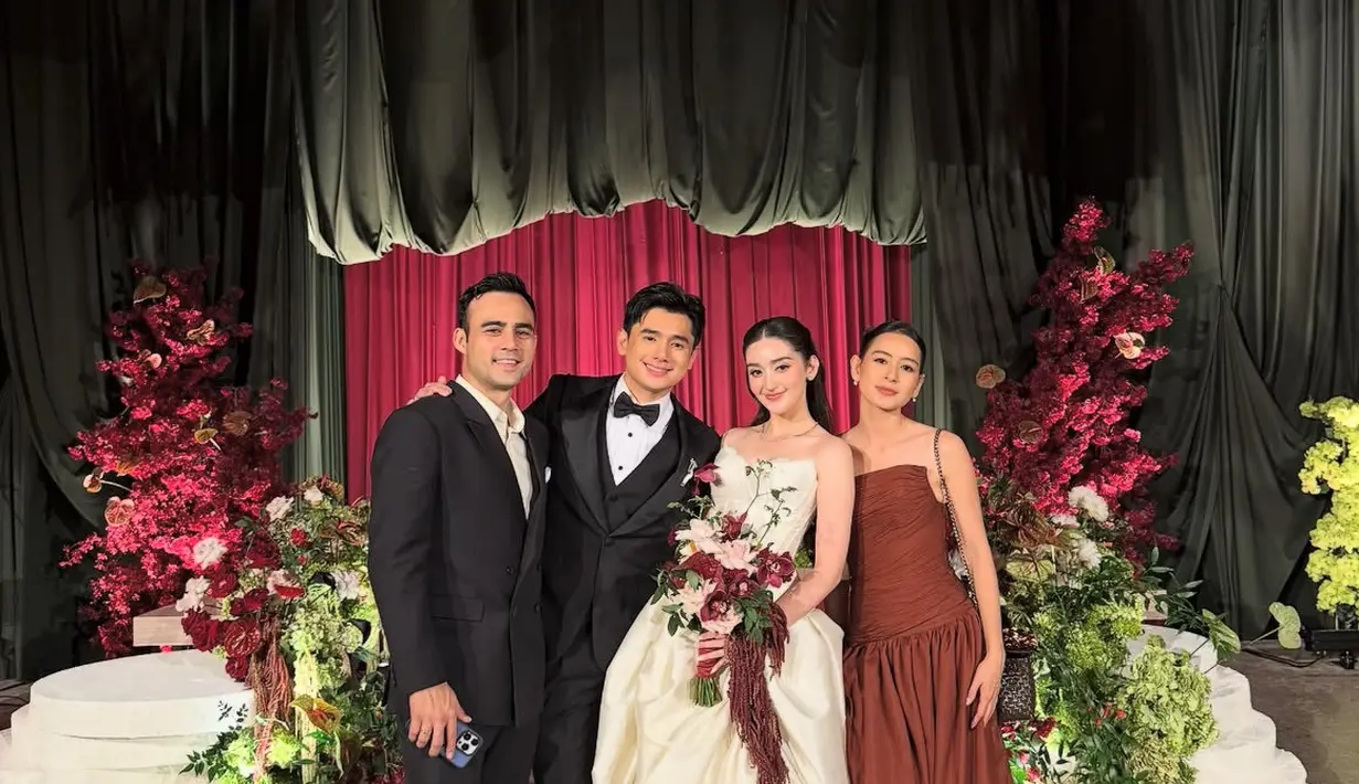 Laura Theux jadi salah satu bridesmaid Ranty Maria mengenakan long dress coklat model strapless. Suaminya, Indra Brotolaras yang juga menjadi groomsmen hadir mengenakan setelan hitam.  [@laura_theux]