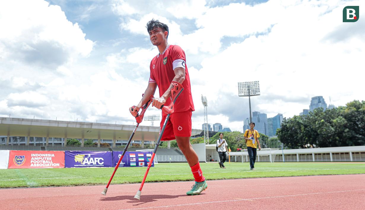 <p>Pemain Timnas Amputasi Indonesia, Aditya berjalan menghampiri suporter setelah laga Grup A Kualifikasi Piala Dunia Amputasi 2026 melawan Iran di Stadion Madya, Senayan, Jakarta, Kamis (13/11/2025). (Bola.com/Bagaskara Lazuardi)</p>