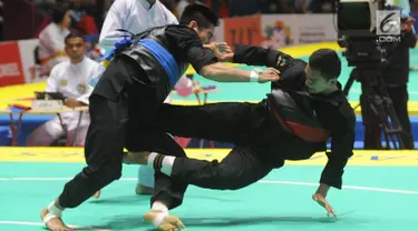 Pesilat Aji Bangkit Pamungkas saat bertarung melawan Duy Tuyen Nguyen dari Vietnam pada semifinal kelas I putra 85kg-90kg Asian Games 2018 di Padepokan Pencak Silat, TMII, Jakarta (26/8). Aji berhasil menang dengan skor 5-0. (Merdeka.com/Arie Basuki)