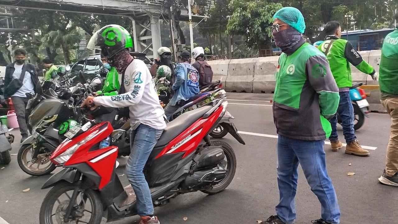 Peserta Demo Razia Ojek Online yang Masih Beroperasi di Kawasan Medan Merdeka Barat