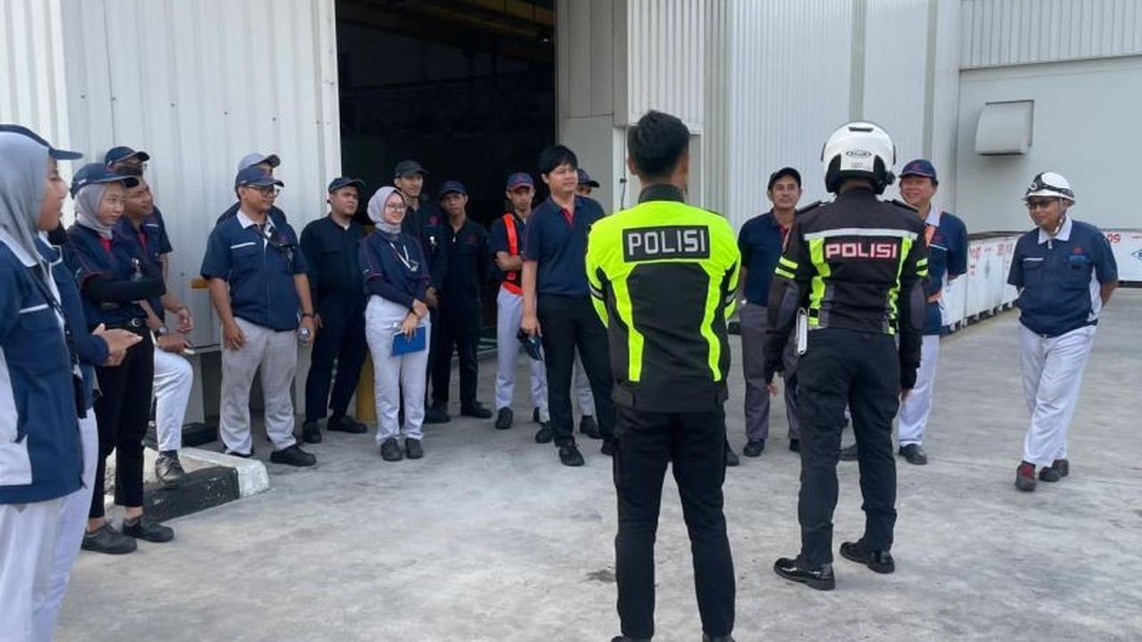 Tahukah Anda? Polres Karawang Gencarkan Sosialisasi Safety Riding untuk Pekerja Pabrik, Tekan Angka Kecelakaan!