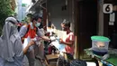 Petugas pos menyalurkan Bantuan Sosial Tunai (BST) dari rumah ke rumah di kawasan Kebon Jahe, Jakarta Pusat, Rabu (21/7/2021). Pada hari ini, Kementerian Sosial bersama PT Pos Indonesia mulai menyalurkan BST kepada 10 juta penerima secara bertahap. (Liputan6.com/Herman Zakharia)