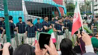 Fans menyapa anggota tim Piala Dunia 2026 Iran saat mereka meninggalkan hotel menuju bandara Selasa, 30 Juni 2026, di Tijuana, Meksiko. (Foto AP/Gregory Bull)
