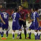 Kapten tim Persib, Atep (tengah) melakukan protes kepemimpinan wasit Musthofa Umarella saat laga melawan Mitra Kukar FC di babak 8 besar Piala Presiden 2017 di Stadion Manahan Solo, Sabtu (25/2). Persib unggul 3-2. (Liputan6.com/Helmi Fithriansyah)