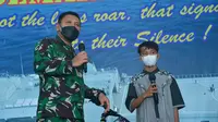 Wakasal Laksamana Madya TNI Ahmadi Heri Purwono memberikan hadiah kepada Ridho Ilhami (14). Remaja yang diselamatkan saat mengapung 3 jam di tengah laut itu mengaku ingin menjadi prajurit TNI AL. (Dok TNI AL)