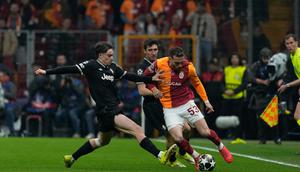 Pemain Galatasaray, Baris Yilmaz (kanan), berduel dengan pemain Juventus, Andrea Cambiaso dalam pertandingan leg pertama play-off Liga Champions di Istanbul, Turki, Rabu (18/2/2026) dini hari WIB. (AP Photo/Khalil Hamra)