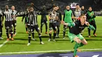 Kiper Angers (SCO), Ludovic Butelle (kanan) dan rekannya melakukan selebrasi usai menahan imbang Paris Saint-Germain (PSG) pada lanjutan Ligue 1 di Sstadion Jean Bouin, Angers, France.  (AFP Photo/Jean Francois Monier)