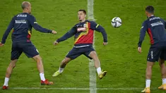 Gelandang Rumania Olimpiu Morutan (tengah) mengambil bagian dalam sesi latihan di Hamburg, Jerman, Kamis (7/10/2021). Timnas Rumania akan bertandang ke markas Jerman pada laga penyisihan Grup J Kualifikasi Piala Dunia 2022 zona Eropa di Volksparkstadion, Sabtu dini hari WIB. (John MACDOUGALL/AFP)