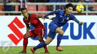 Bek Timnas Indonesia, Manahati Lestusen (kiri) berebut bola dengan Theerathon Bunmathan (Thailand) saat laga final kedua Piala AFF 2016 di Rajamangala National Stadium, Bangkok, Sabtu (17/12). Thailand menang 2-0. (Liputan6.com/Helmi Fithriansyah)