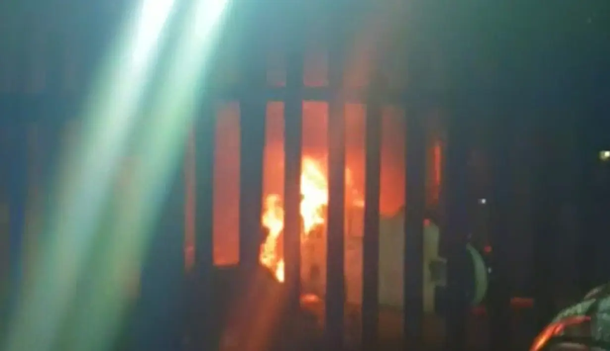 Helikopter yang terbakar di tempat parkir di luar Stadion King Power, Leicester, Inggris (27/10). Belum diketahui apakah pemilik Leicester City Srivaddhanaprabha berada di dalam helikopter atau tidak. (Photo by Handout/Twitter account of @LEO_BRUKA/AFP)