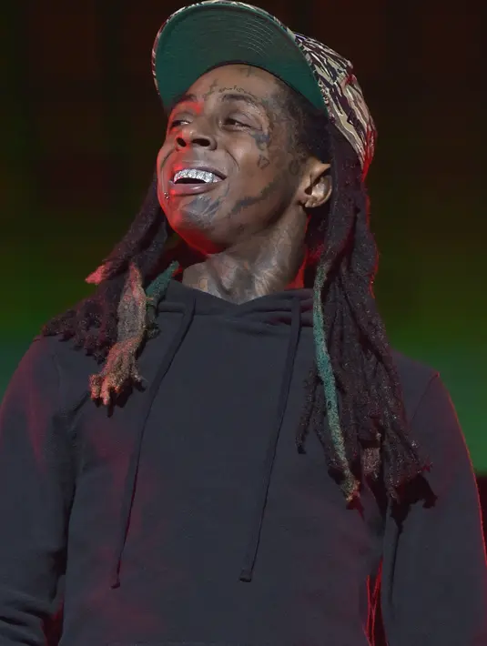 Lil Wayne, rapper ini benar-benar mendapat julukan ‘Lil Wayne’ ketika ia menjadi seorang ayah dari anak pertamanya, Reginae, pada usia 15 tahun. Hingga kini Lil Wayne telah menjadi ayah dari empat orang anak. (AFP/Bintang.com)