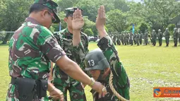 Citizen6, Juanda: Sebanyak 305 orang tamtama TNI AL berpangkat Kopral Kepala (Kopka) mengikuti Diktukbakat 2012 di lapangan Dakota Pusat Latihan dan Pendidian Dasar Kemliteran (Puslatdksarmil), Juanda, Selasa (15/5). (Pengirim: Penkobangdikal)